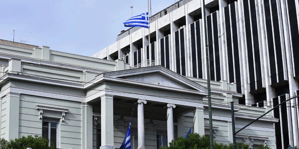 Το ΥΠΕΞ καταδικάζει την επίθεση του Ρουβίκωνα